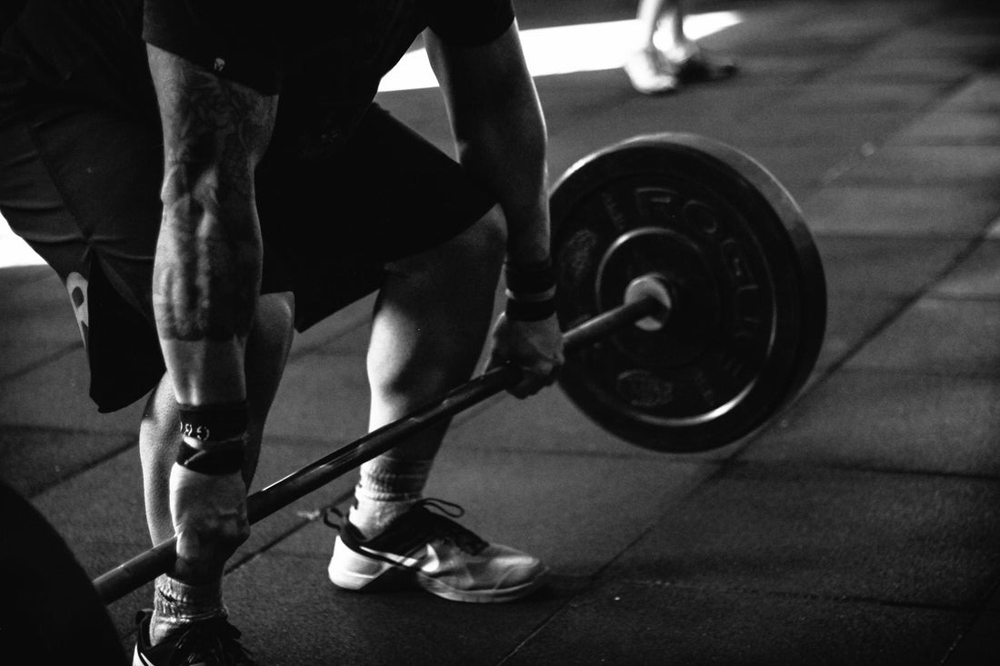 Men lifting dumble 